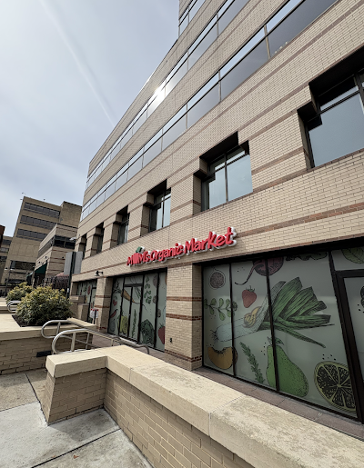 Mom's Organic Market- Vann Ness