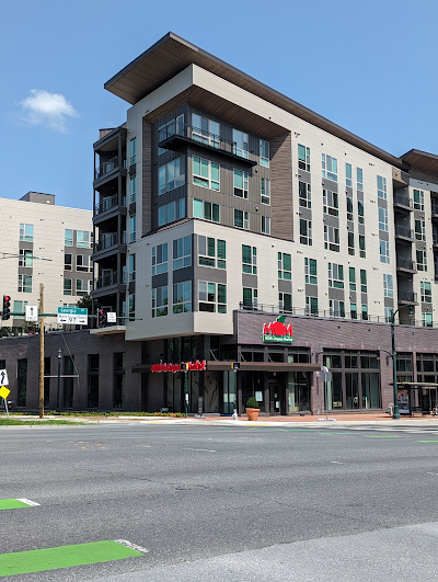 Mom’s Organic Market