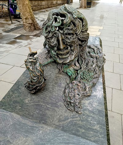 "a Conversation With Oscar Wilde" Statue