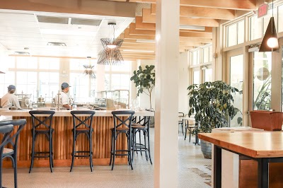 Roberto’s Deluxe Oysters And Fine Fish